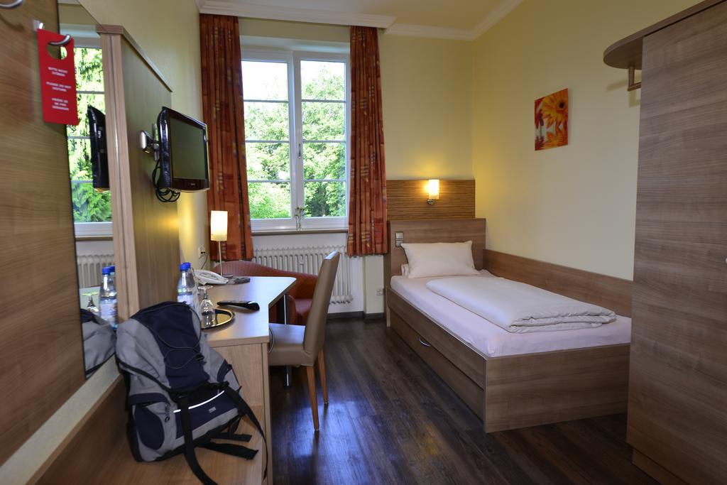 Bb Haus Neugebauer Garni Hotell Geisenheim Exteriör bild